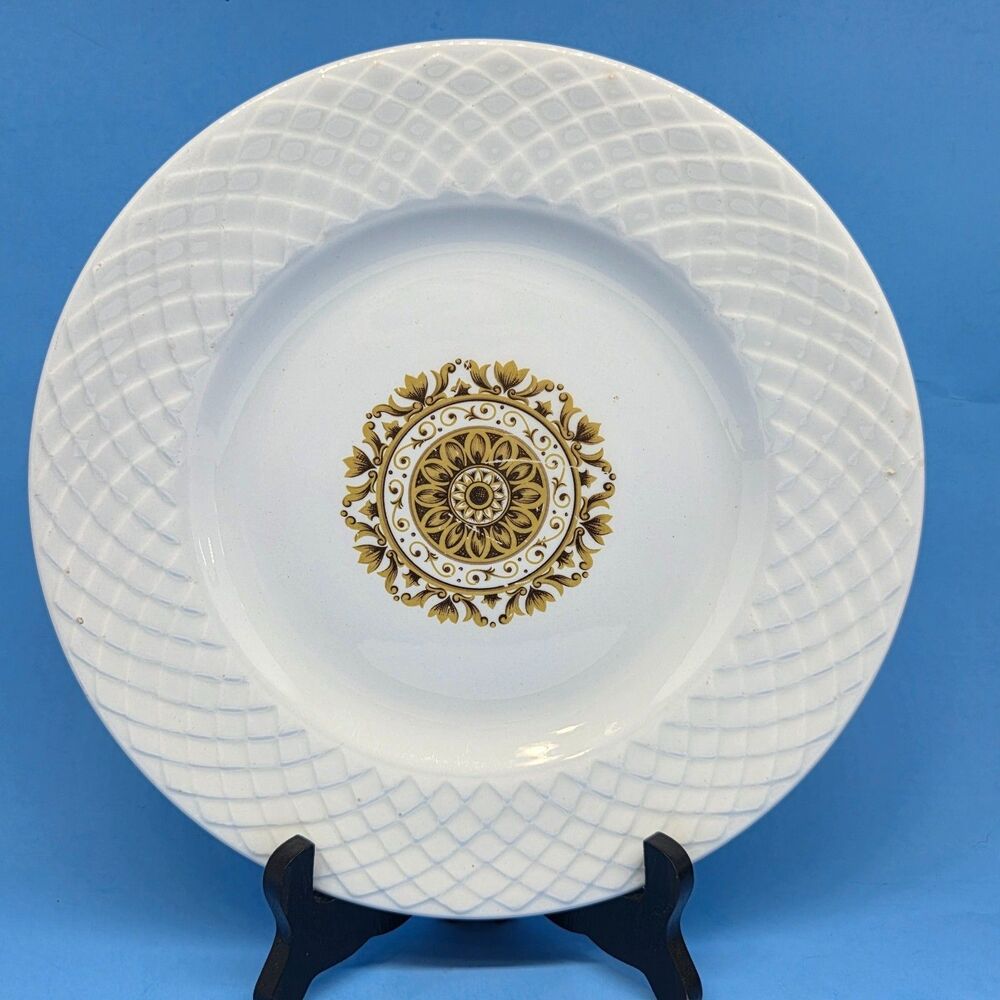 Enoch Wedgwood Tunstal GOLD MEDALLION 9 3/4" Dinner Plate VGC Discontinued 70's